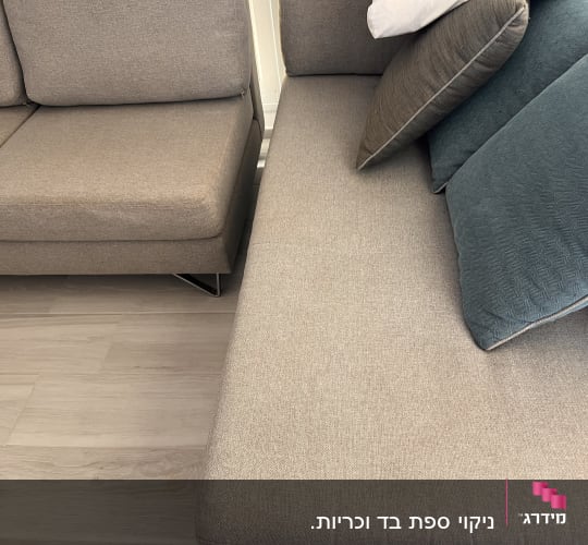 ספות עם כריות על רצפת עץ בהירה